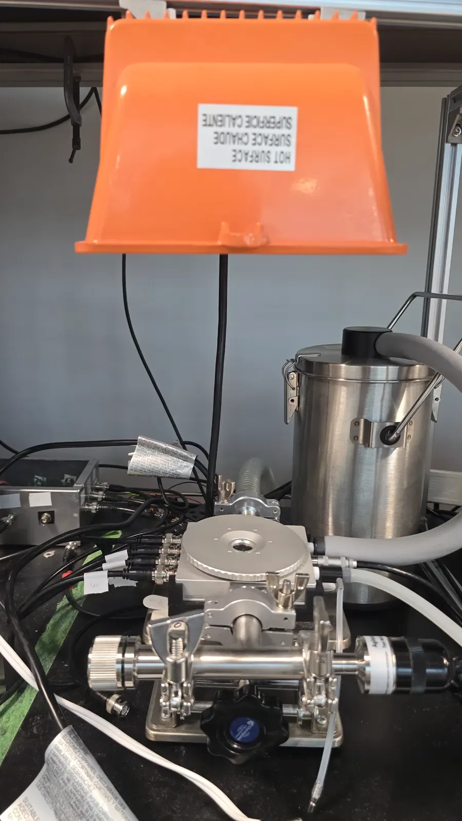 Optical cryostat and measurement setup